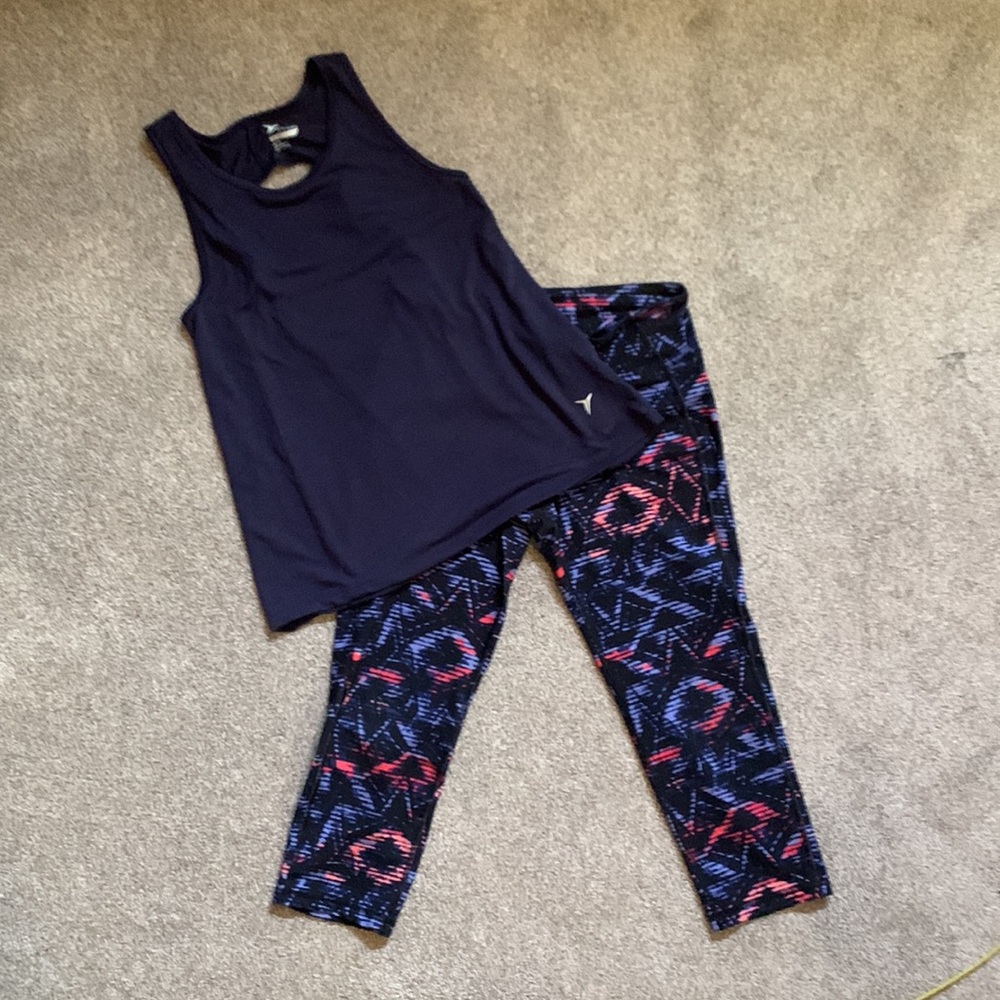 Bundle Old Navy workout tank, XS and leggings in medium petite.